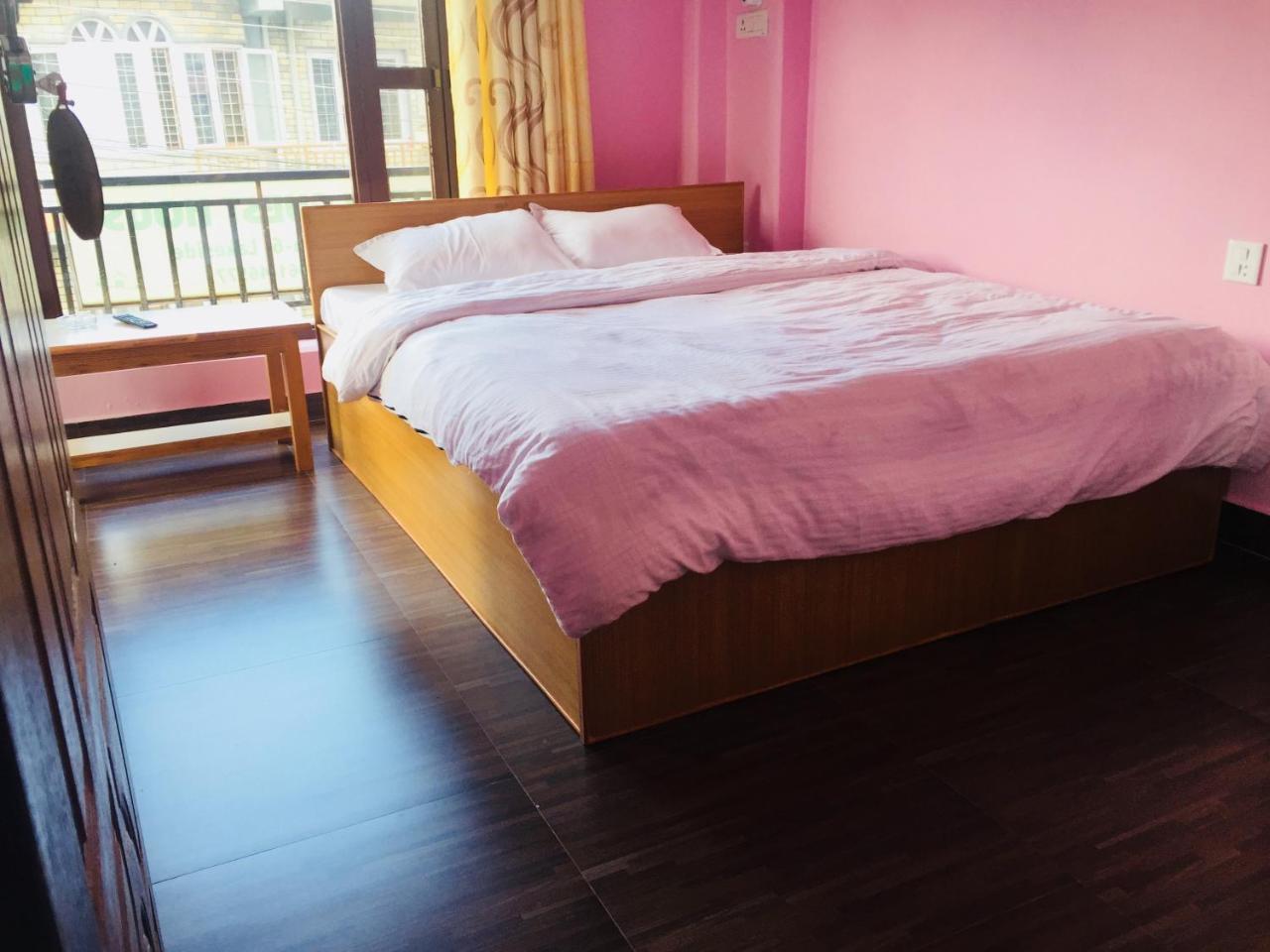 Obey Guest House Pokhara Esterno foto