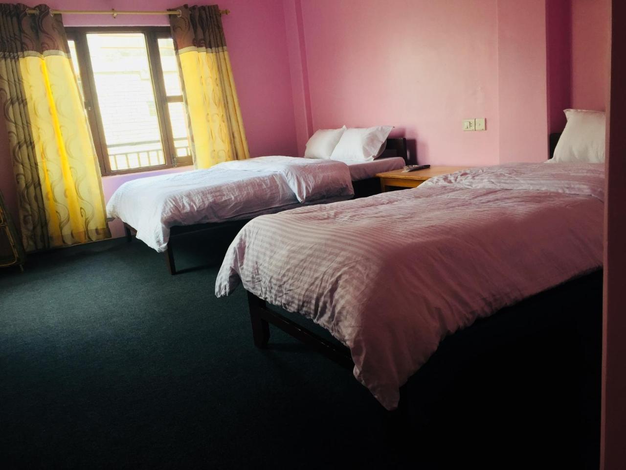 Obey Guest House Pokhara Esterno foto