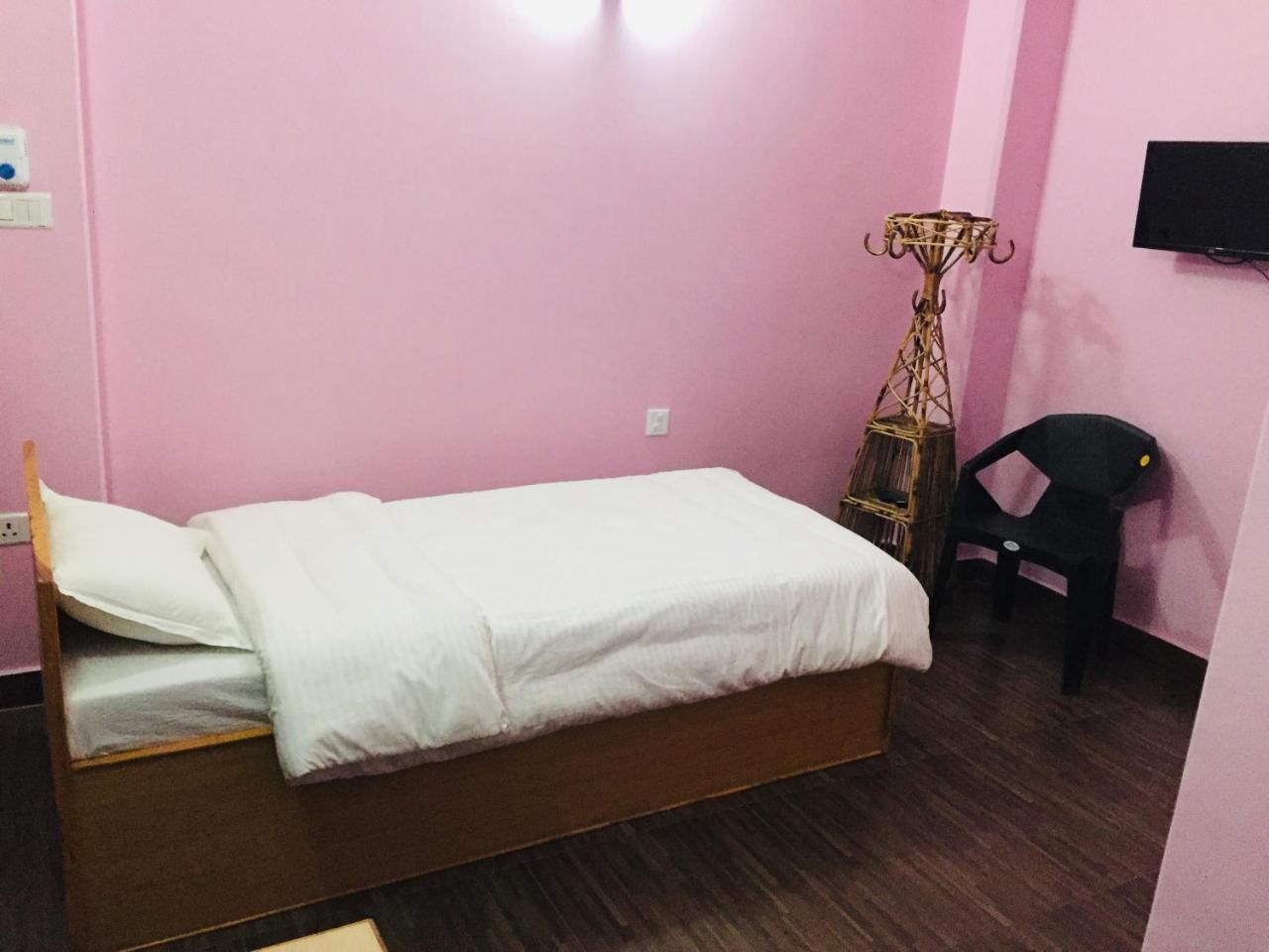 Obey Guest House Pokhara Esterno foto