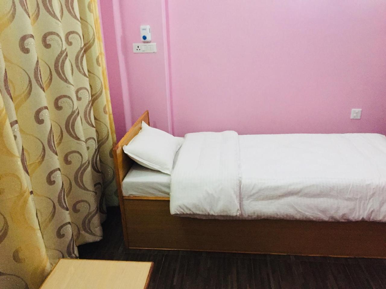 Obey Guest House Pokhara Esterno foto