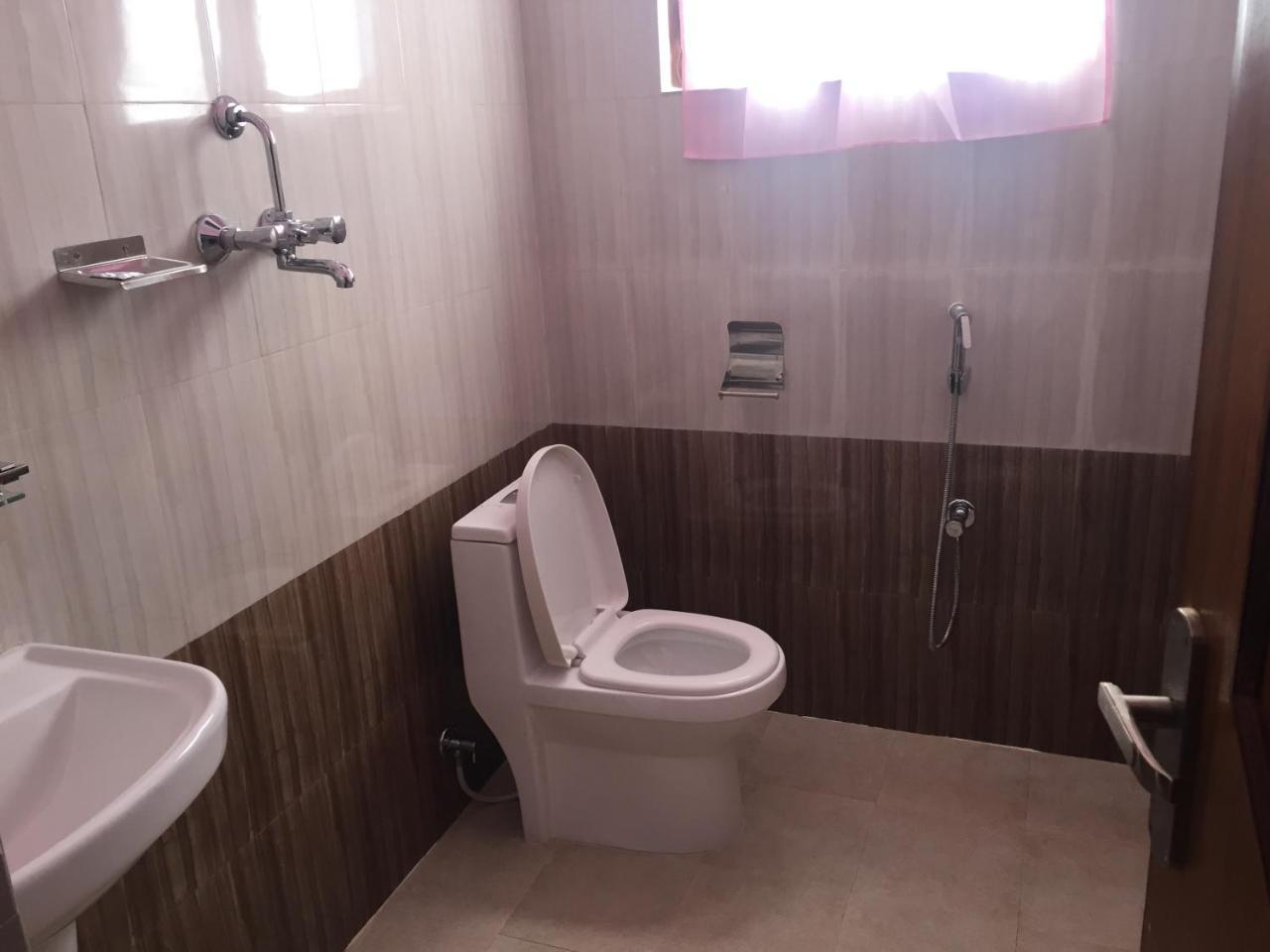 Obey Guest House Pokhara Esterno foto